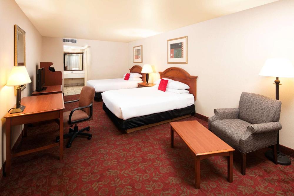 Queen Room with Two Queen Beds - Non-Smoking interior