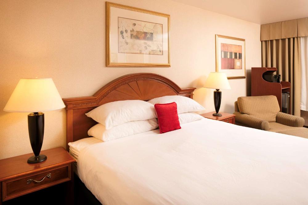 King Room - Non-Smoking interior